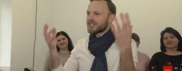 Молодий священик проміняв Париж на віддалене село в Україні та відроджує його 